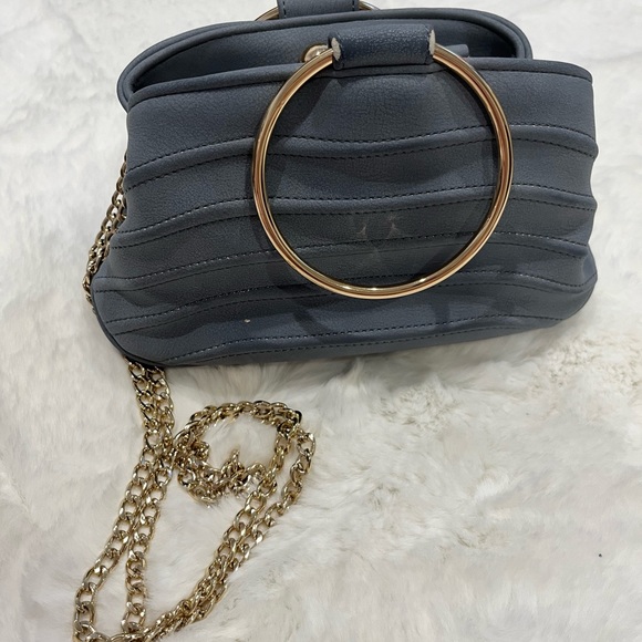 Blue shell shape leather bag with metal chain - Picture 6 of 6